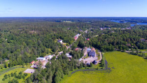 Kronprinsparet får njuta av både bruksmiljö och finländsk natur i Fiskars. Helikopterbild av Fiskars bycentrum