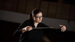 Anna-Maria Helsing har ett uselt lokalsinne och ibland resulterar det i mardrömmar. - Jag kan drömma att jag är i ett stort operahus, ser att konserten börjar om tre minuter och inser att jag är i helt fel del av huset. Anna-Maria Helsing dirigerar.