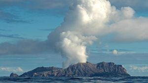 White Island är Nya Zeelands aktivaste vulkan men också ett populärt turistmål som lockar 10 000 besökare varje år. Ön ligger 50 kilometer utanför Nordöns kust i norra Nya Zeeland. Vulkanutbrott på White Island, Nya Zeeland 9.12.2019