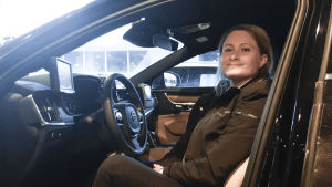 Hanna Kulmala tror att regeringens råd och åtgärder räcker för att Finland ska klara sig genom coronaepidemin. En kvinna sitter i en bil. Hon har öppnat dörren. Hon ser in i kameran och ler.