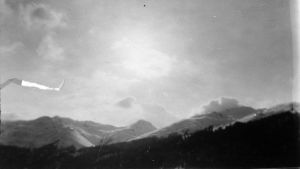 Alper fotograferade av Södergran. Bland annat schweiziska alper delade hon med Nietzsche. Alplandskap, sol, moln, toppar