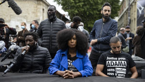 Adama Traorés syster Assa uppmanade tidigare i veckan folk över hela Frankrike att delta i demonstrationer på lördag den 13 juni och kräva rättvisa för hennes bror. Tre personer håller presskonferens, två står i bakgrunden.