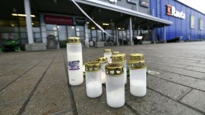 En person dog och nio skadades i attacken. Ljus utanför köpcentret Herman i Kuopio där en man utförde ett våldsdåd den 1 oktober 2019.