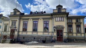 Det vackra huset planerades av arkitektbyrån Kiseleff & Heikel i Helsingfors. Innan huset blev klart förvarades utrustningen i ett hyrt rum på bagare Saréns gård. Ett gult trähus med sirliga dekorationer och två ingångar.