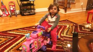 Elyana Cialella är två och ett halvt år gammal. Tvååriga Elyana kör sin leksaksmoped hemma i vardagsrummet i Philadelphia.