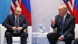 Donald Trump och Vladimir Putin på G20-möte i Hamburg. Vladimir Putin och Donald Trump träffas under G20-mötet i hamburg.