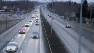 Trafiken på Västerleden har minskat något efter att metron började gå längre västerut än Gräsviken. Morgonrusning på Västerleden.