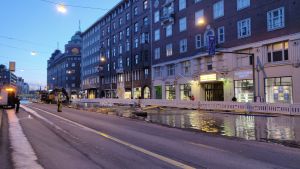 Så här såg det ut på Tavastvägen klockan 20.20 på tisdagskvällen. Vattenläckage på Tavastvägen