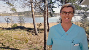 Sjukskötare Nina Öhman tycker att naturen utanför Karinahemmet gör platsen unik. kvinna står utomhus nära havet.