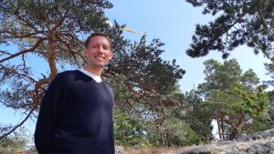 Gustav på berget. Gustav Ahlman har konverterat från Svenska Kyrkan till den Katolska kyrkan. Korpo augusti 2019.