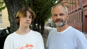 Love Hellberg och Johan Rheborg spelar yngre och äldre upplagor av samma person, i den svenska filmen ”En komikers uppväxt” Johan Rheborg och Loke Hellberg som båda spelar Juha i filmen En komikers uppväxt.