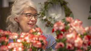  Kukkakauppias Marianne Nordström liikkessään.