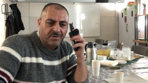 Jamil Summak talar med sin dotter som berättar att den hårda raketbeskjutningen innebär att hon inte kan gå ut Jamil Summak sitter i Esbo i Finsk-Syriska vänskapsföreningens lokal 6.2.2020