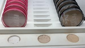 Risken för att bli smittad av coronavirus via sminkprov är enligt Tukes oklar. Kunderna har tills vidare använt sminkprovr som vanligt. puutereita meikkihyllyssä