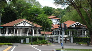 Ett tjugotal koloniala villor från den brittiska tiden är bevarade. Lee Kuan Yew bodde i en av dem. Koloniala villor i Singapore.