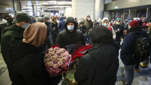 Stora folkmassor har redan samlats på flygplatsen i Moskva i väntan på Navalnyj – trots att polisen i Moskva påpekat det vara olagligt. Människosamling på Vnukovo-flygplatsen i Moskva.
