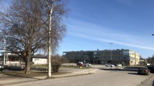 Invånarna i bostadsbolaget Port 19 i Norra hamnen i Ekenäs anser att de blir störda av de bilar som kör på nätterna i området. Ett omrde i Ekenäs som heter Hamntorget. Med parkering och bostadshus.
