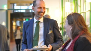 Redaktionschef Jonas Jungar och Laura Lodenius, verksamhetsledare på Finlands fredsförbund. jonas jungar, laura lodenius