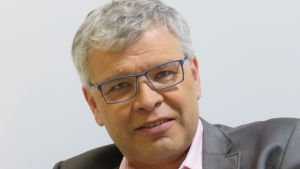 Carl-Gustav Lindén forskar bland annat i hur man får människor att betala för produkter i medierna. Carl-Gustav Lindén