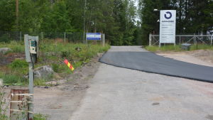 Här vid Returvägen möts gammal och ny asfalt. Porten till Kuusakoski i Mjölbolsta.