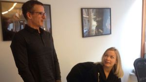Stockholm hör till de dyraste städerna i världen, då det gäller att anställa utvecklare, säger Hans Eriksson, på Bambusers kontor i Stockholm. Hans Eriksson samtalar med en kvinnlig medarbetare på Bambusers kontor i Stockholm.