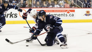Patrik Laine, här i kamp med Columbus Matt Calvert, fortsätter sin fantastiska säsong. Patrik Laine kämpar om pucken med Matt Calvert, Winnipeg-Columbus, december 2016.