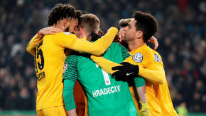 Hradecky kramas om efter straffavgörandet. Lukas Hradecky kramas om av lagkamrater efter cupseger, Frankfurt-Hannover, februari 2017.