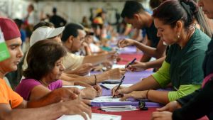 Väljare och oppositionens valfunktionärer i en av vallokalerna i Caracas 16.7.2017. Väljare och oppositionens valfunktionärer i en av vallokalerna i Caracas 16.7.2017