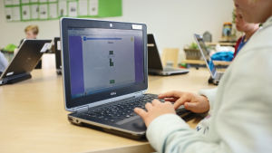 Fyran Annika Vokkolainen löser matematikuppgifter på skolansn dator i Mattliden.