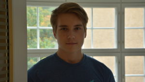 Henrik Martula är också besviken men klagar inte så mycket då boendet är gratis. ung kille står i blåklädd college och tittar besviken in i kameran.