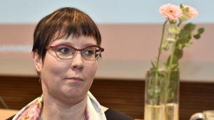 Merja Kyllönen (V.) anser inte att sysselsättning duger som motiv för vapenhandel. Västerförbundet utsåg Europaparlamentarikern Merja Kyllönen till partiets presidentkandidat i mars 2017.