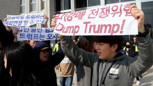 Över 5000 sydkoreaner protesterade mot Trumps besök i centrum av Seoul på söndagen Över 5000 sydkoreaner protesterade mot Trumps besök i centrum av Seoul på söndagen