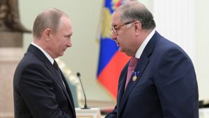 Rysslands president Vladimir Putin och Alisher Usmanov. Vladimir Putin och Alisher Usmanov skakar hand.
