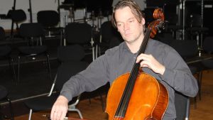Cellisten Arvo Lang är stor vän av finländsk klassisk musik. Arvo Lang spelar en cello.