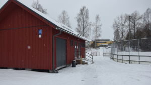 Omklädningsstugan och isbanorna får sannolikt flytta, men de som flyttar till det nya bostadsområdet har nära till servicen i Ingå kyrkby. En röd stuga som är omklädningsstuga vid isbanorna i Ingå kyrkby.