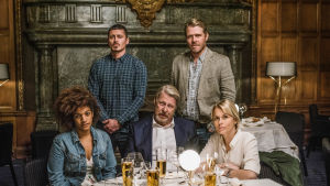 Huvudkaraktärerna i serien Den döende detektiven. Övre raden från vänster Max (Alexej Manvelov) och Lewin (Henrik Norlén). Nedre raden från vänster: Matilda (Angelika Prick), LMJ (Rolf Lassgård) och Eriksson (Helena af Sandeberg) Porträtt av huvudkaraktärerna där de står och sitter vid ett restaurangbord.