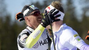 Perttu Hyvärinen tackar Iivo Niskanen för draghjälpen. Perttu Hyvärinen och Iivo Niskanen.