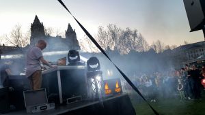 Musikkollektivet Mera Techno i parlamentet höjer stämningen på Frihetstorget i Budapest i väntan på valresultatet. En dj står på scen.