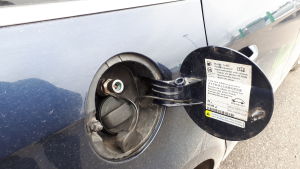 Bilen går på såväl bensin som gas, därav två tankhål. Hybridbil som kan tanka biogas eller vanlig bensin.