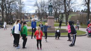 Dans på gång bakom Runebergs rygg. Dansare från Konstfabrikens dansskola dansar i Runebergsparken i Borgå