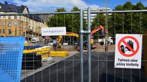 Området intill Universitetsgatan blir den nya platsen för torgförsäljningen. Byggnadsarbete vid Salutorget i Åbo.
