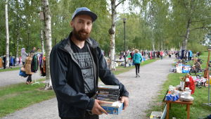 Ville Arki hittade till sin glädje nya spel till sin samling. Ville Arki står och håller i en hög med grejer som han har köpt på Städdagen.