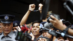 Kyaw Soe Oo och Wa Lone rapporterade om folkmordet på Rohingyer då de greps i Yangon i fjol Kyaw Soe Oo och Wa Lone rapporterade om folkmordet på Rohingyer då de greps i Yangon i fjol
