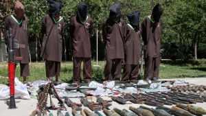 Haqqani-nätverket är ökänt för sina blodiga terrorattacker. Dessa medlemmar av talibangruppen greps i Kabul med vapen och sprängämnen Haqqani-nätverket är ökänt för sina blodiga terror- och självmordsattacker. Dessa medlemmar av terrorgruppen greps i Kabul med vapen och sprängämnen