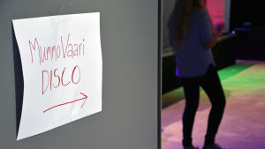 Pilen visar att i det här rummet är det disco på gång. En lapp där det står om seniordiscot och en pil till danssalen.