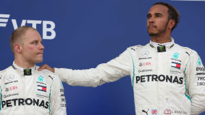 Valtteri Bottas och Lewis Hamilton på podiet i Ryssland. Valtteri Bottas och Lewis Hamilton.