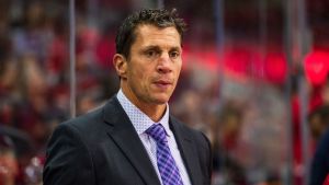 Rod Brind'Amour bakom avbytarbänken. Rod Brind'Amour bakom avbytarbänken.