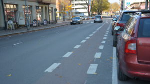 Humlegårdsgatans cykelfält är svåra att urskilja då den röda färgen har blivit smutsig. En cykelbana längs Humlegårdsgatan i Åbo.