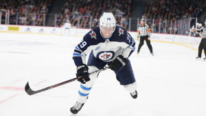 Fem mål av glödhet Laine, toppar skytteligan. Patrik Laine under match med fokus i blicken.