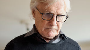 I nio klippböcker har Bengt Ahlfors sparat mängder en recensioner och insändare. Mellan bladen i en gulnad mapp från 1960-talet finns publikens och recensenternas känslor ännu lagrade. Bengt Ahlfors